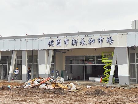 斥資4.9億興建的桃園新永和市場，下周二攤商就要進駐試營運，但現場仍如工地，不分藍綠議員都憂心來不及。（蔡依珍攝）