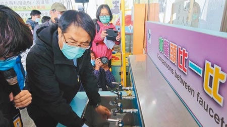 台南市長黃偉哲藉著世界水資源日，到新南國小與學童互動體驗節水設備。圖／程炳璋攝