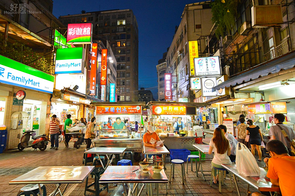 中山北路,雙城路,雙城美食街,夜市,男女養生館,夜生活,康是美,屈臣氏,攤販,小吃店,美食,逛夜市,用餐,吃飯,彩遊館,全家便利商店,剉冰,夏天,暑假。(好房news記者 陳韋帆/攝影)