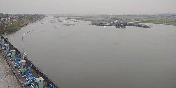 高屏溪川流量起伏不定,昨天川流量只剩每秒5立方公尺,創22年新低。圖/南水局提供