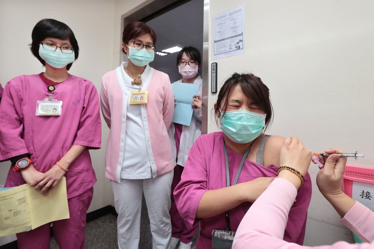 AZ新冠疫苗施打首日,醫護人員率先開打。記者蘇健忠/攝影