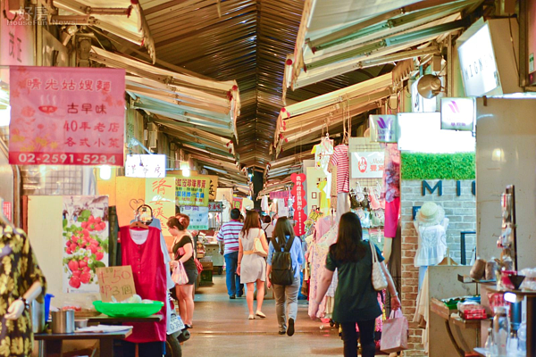 中山北路,雙城路,雙城美食街,夜市,晴光市場,攤販,小吃店,美食,逛夜市,用餐,吃飯,遮雨棚,風雨步道,散步。(好房news記者 陳韋帆/攝影)