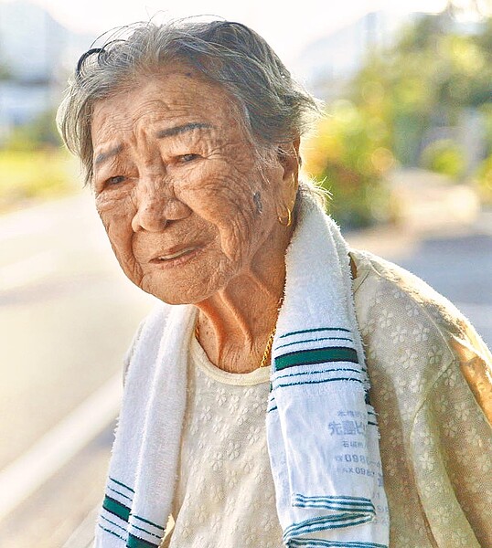 導演黃胤毓在紀錄片《綠色牢籠》中,追尋自台灣移居至西表島數十年的橋間良子一生,從中窺見台灣人曾於島上生存的歷史縫隙。圖/希望行銷提供