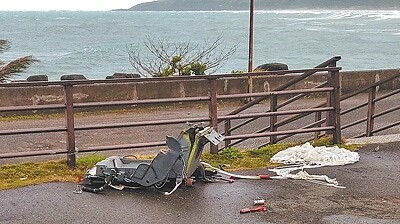 2架F－5E戰鬥機22日於屏東牡丹岸際疑似空中擦撞墜落，警方尋獲1具傘具連座椅。（國搜中心提供 ）