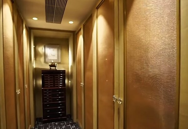 關之琳豪宅內部有許多衣櫃,被風水師大讚「每個衣櫃都是一個財箱」。圖/截自YouTube《big big channel - 大台網》