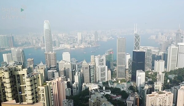 關之琳豪宅位於高樓層,把香港維多利亞港美景盡收眼底。圖/截自YouTube《big big channel - 大台網》