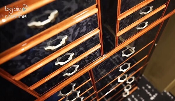 除了衣櫃,關之琳豪宅也有多格的收納櫃,風水師認為格子多的收納櫃能聚財。圖/截自YouTube《big big channel - 大台網》