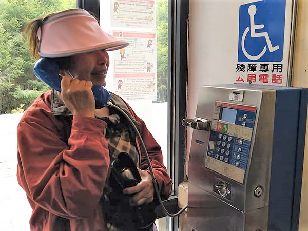 玉山國家公園塔塔加遊客中心的公共電話堅守崗位30年，提供旅人通訊服務。圖／玉管處提供