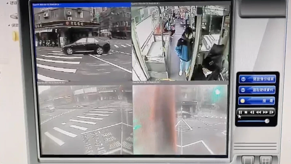 駕駛稱因右邊黑色車輛想超車,因此沒注意到左邊有行人走動。圖/截自影片