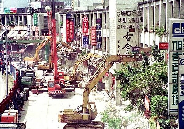 台北市政府當時決定在1992年10月拆除中華商場。