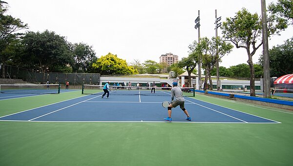 陽明公園網球場自民國84年興建,至今已25年,此次改善工程改採一次重建方式。圖/桃園市政府提供
