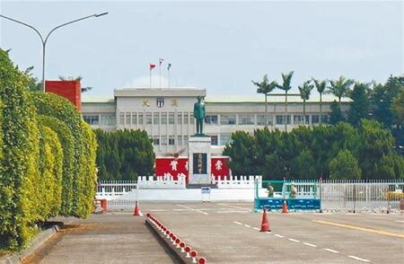 陸軍航空特戰指揮部陳姓下士6年前奉命更換吊橋繩索,卻遭滑輪重擊頭部,致記憶受損無法自理;高院判決陸軍司令部(圖)賠償1010萬多元。可上訴。 (中時資料照片)