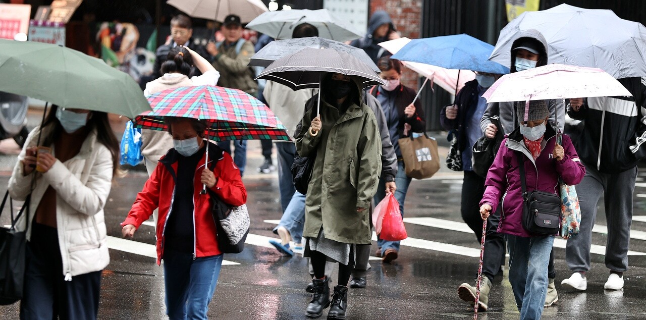 氣象局表示，今（23日）入夜後，鋒面接近，今晚到明天上半天，全台各地都有局部短暫雨的情形。記者侯永全／攝影