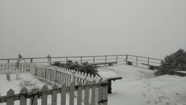 玉山24日上午降下「三月雪」，目前積雪1公分。圖／氣象局提供