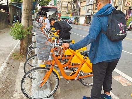 桃園YouBike投保率僅3成，交通局研擬祭出鎖卡禁騎，提升投保比率，避免民眾騎乘遇事故無法理賠。（蔡依珍攝）