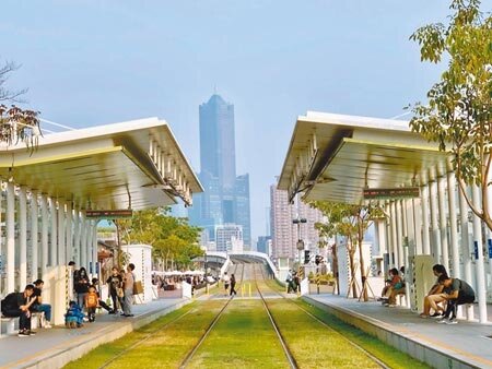 高市旅宿業搶攻清明連假商機,祭出相關優惠。圖為駁二假日人潮。圖/柯宗緯攝