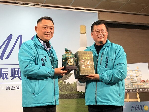 金酒公司日前公告為因應原物料、包材與一例一休人事費用等成本增加,並考量市場狀況,調整部分品項售價,圖為金門縣長楊鎮浯(左)與金酒總經理楊駕人(右)介紹玉璽酒。圖/聯合報系資料照