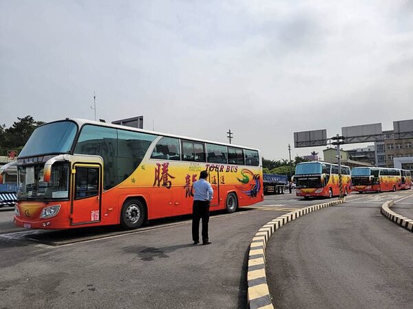 蘇花公路遊覽車撞山壁事故，造成6死、39傷，騰龍通運公司日前將公司所屬遊覽車開至簡裡所進行總檢查。圖／聯合報系資料照