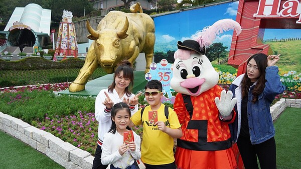 全台改名潮優惠一波接一波,劍湖山世界則推出免改名,出門帶身分證即享兒童節優惠方案。 圖/劍湖山世界提供