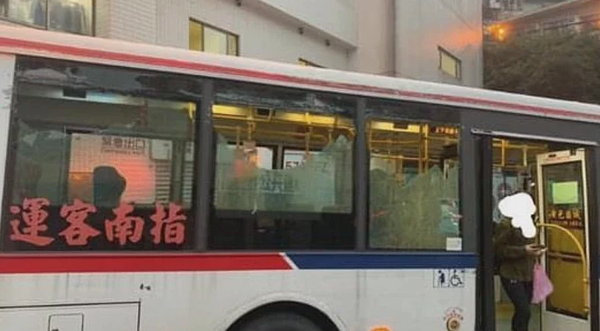 公車右側車窗玻璃破裂了大半。翻攝/爆料公社