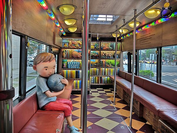 幾米月亮公車內部色彩繽紛。圖／吳佳燕攝