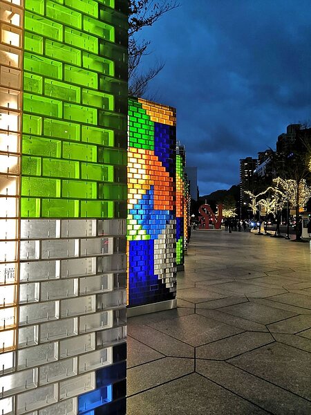 從4號出口搭乘手扶梯往上後，可看見許多裝置藝術。圖／吳佳燕攝