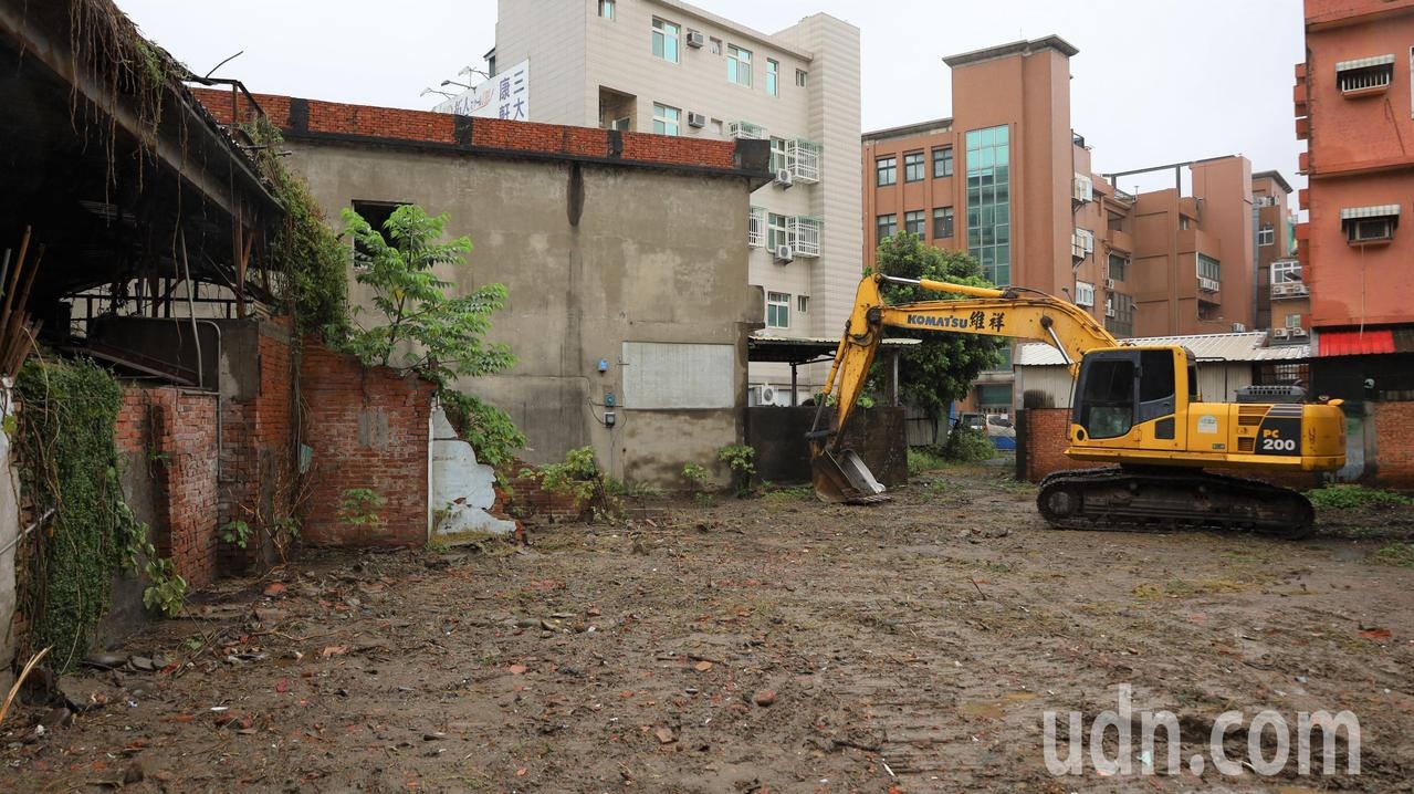 竹北市光明六路上的3棟老舊平房申請重建為地上15樓、地下3層的兩棟集合住宅，老屋已陸續拆除。記者陳斯穎／攝影