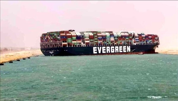 長榮海運超大型貨櫃輪「長賜號」週二在蘇伊士運河造成的雙向航道阻塞，至少100艘輪船還在排隊等著過運河。 圖／推特@mercoglianos