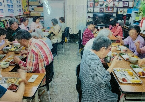 紫陽里每週都有共餐活動,鼓勵長者走出戶外。圖/郭思妏攝