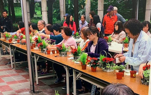 內湖區紫陽里內里民共同參與插花班活動。圖/郭思妏攝