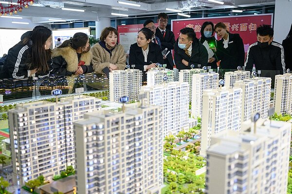 大陸樓市近期可能還面對經濟周期切換帶來的波動,特別是炒房客將迎來四大利空。圖為山西太原民眾在房地產售樓部挑選商品房戶型。(中新社資料照)