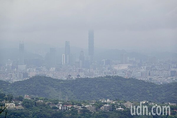 未來幾天逐步轉為偏東風，西半部大氣較穩定，預期空氣品質將略轉差，敏感族群要多留意。圖／聯合報資料照

