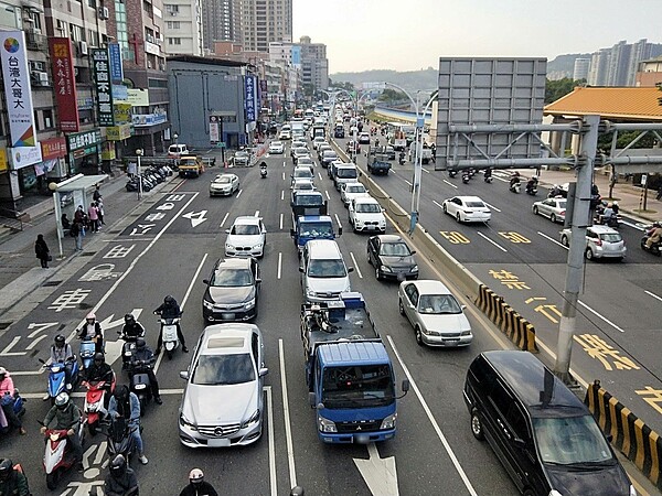 新北市淡水往返台北市車流量相當大,地方爭取興建淡北道路,交通部要再評估。圖/聯合報資料照