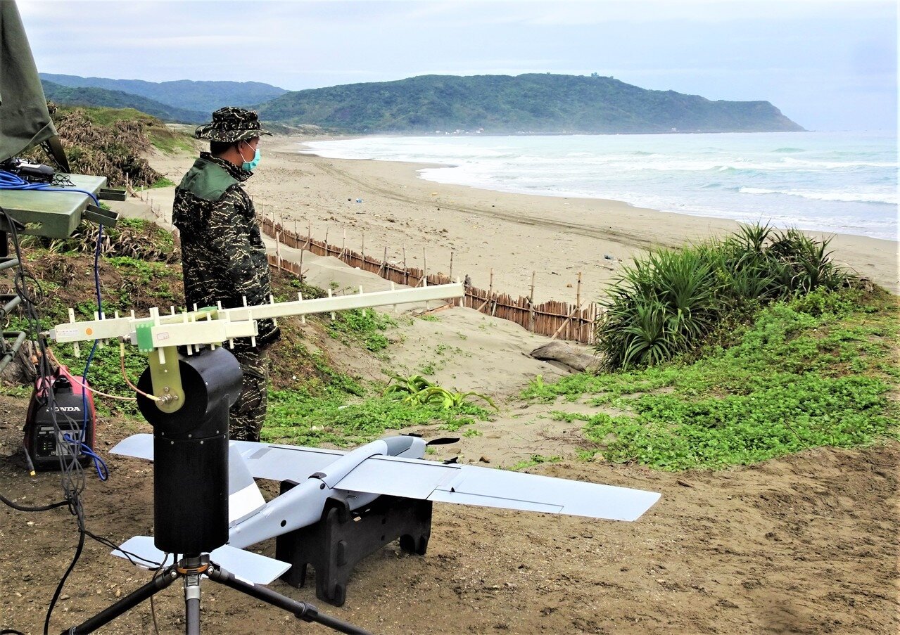 上尉飛官潘穎諄生死未卜,國軍昨天將搜尋重點擺在海岸線,海軍陸戰隊出動紅雀二型無人機協助近海空域搜尋。記者潘欣中/攝影