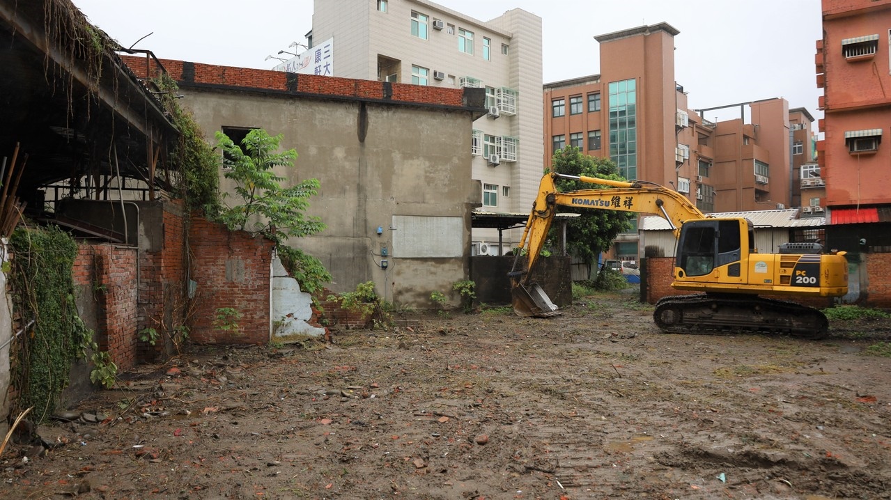 竹北市光明六路3棟老舊平房申請重建為地上15樓、地下3層的兩棟集合住宅，老屋陸續拆除。 記者陳斯穎／攝影