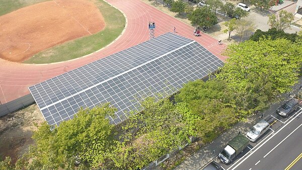 台南市崇學國小與光電廠商合作,建造全市首座太陽能棒球打擊場。圖/崇學國小提供