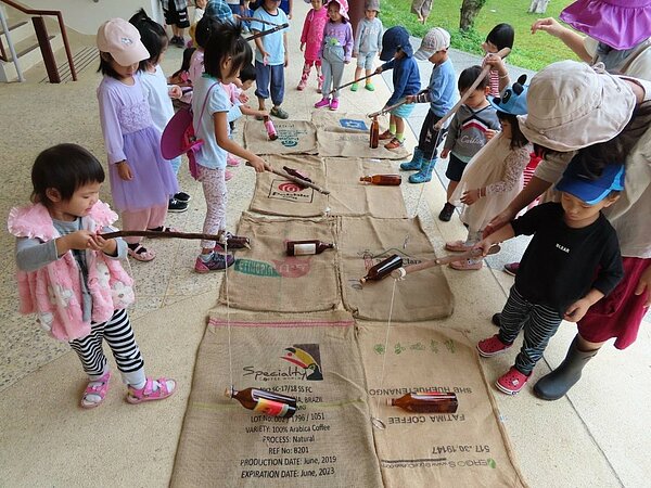 桃園市長鄭文燦昨宣布,明年將試辦國中學區內學校附幼,以及設於學校內的非營利幼兒園,讓學區內幼兒能優先入園。圖/桃園市府教育局提供