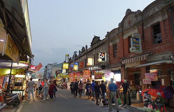高雄市旗山老街巴洛克建築是一大特色,部分建築一樓被店家、生意攤擋住了。圖/聯合資料照