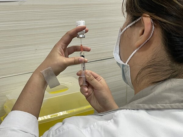 嘉基前天首日施打AZ疫苗，嘉義市府衛生局追蹤有5人出現相關副作用。本報資料照