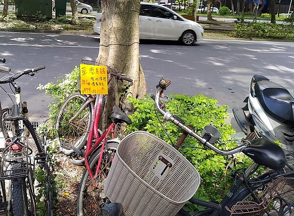 自行車上掛著「華固名鑄」物件欲銷售的黃色廣告牌，行銷法特別又是知名豪宅，讓人不得不注意。圖／好房網資料照