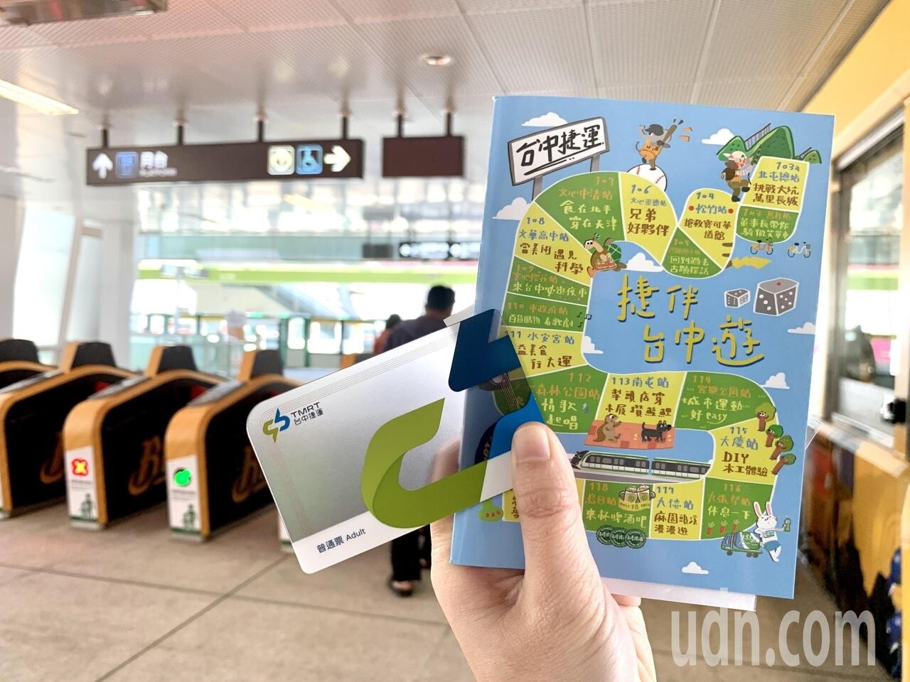 台中捷運今天重啟試營運，特製的「中捷logo透明卡」超夯。圖／聯合資料照