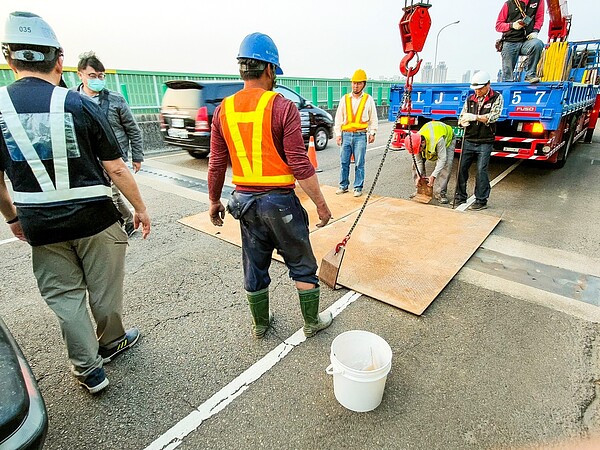 烏日區環中路七段高架橋發生了橋墩伸縮縫損壞，台中市建設局緊急啟動特別檢測機制。圖／台中市政府提供