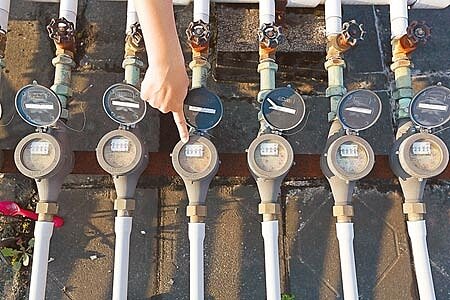 台北市長柯文哲說,台北市水費沒有比較便宜,主要是台北市水費採差別費率。圖為民眾在樓頂檢查自家水表。(本報資料照片)