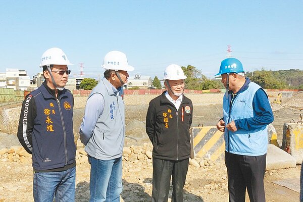 苗栗縣長徐耀昌（右二）25日視察通霄溪伏流水工程，水利處指出，取用伏流水設施預計4月底完工，配合緊急用水，每日約可提供1000噸非民生用水。（巫靜婷攝）