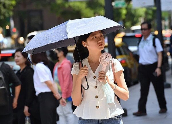 周日最熱,剛好風向轉南,全台都會更熱。圖/聯合報資料照片
