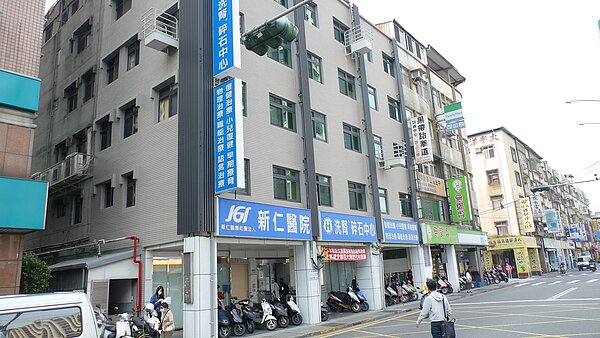 新莊新仁醫院於110年1月底改善完竣,順利取得醫院變更使用執照。圖/新北市政府提供