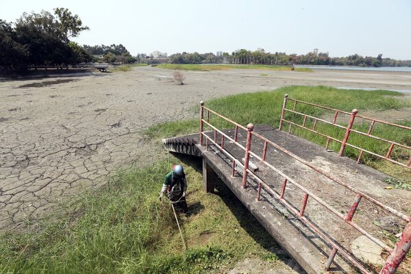 高雄市水利局今天表示，自4月1日起，高雄地區將實施全日減壓供水。圖為乾涸的澄清湖。圖／聯合資料照

