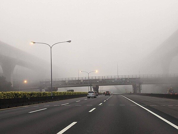 中央氣象局上午6時發布濃霧特報,27日西半部地區及金門、馬祖易有局部霧或低雲影響能見度,馬祖、桃園、新竹、台中已出現能見度不足200公尺的現象,新北能見度亦較低。圖/讀者提供