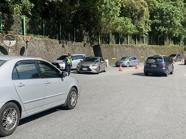 蘇花路廊連假期間車流量大，面對清明連假，公路單位和警方呼籲行前做好規畫，避開壅塞時段，也可多搭乘大眾運輸工具。記者王燕華／翻攝