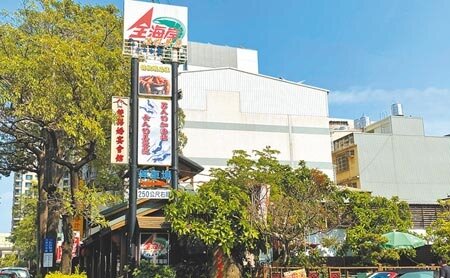 「全海岸活蝦餐廳」旗下雙囍婚宴會館近期傳出將頂讓。(馮惠宜攝)